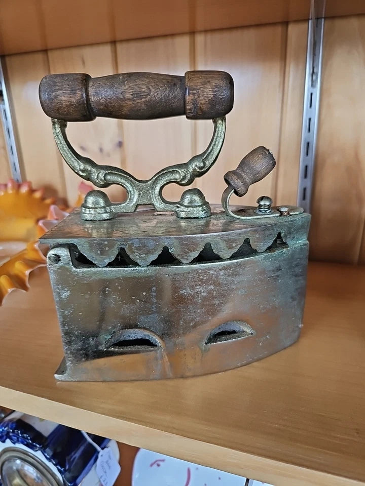 RARE LATE 19TH C AMERICAN ANTIQUE LG COAL SAD IRON, W/WOOD HANDLE/BRASS LOCK