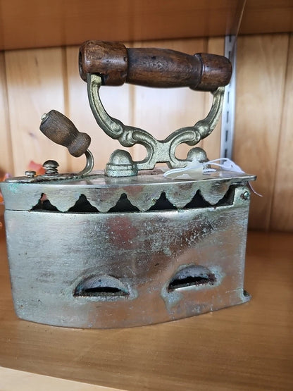 RARE LATE 19TH C AMERICAN ANTIQUE LG COAL SAD IRON, W/WOOD HANDLE/BRASS LOCK